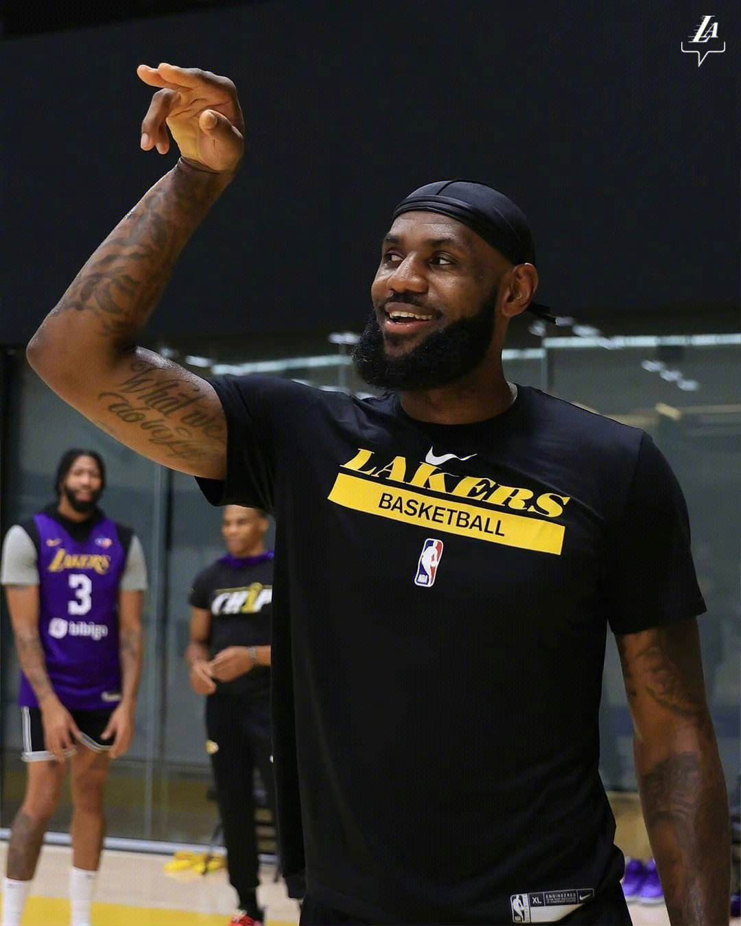 关于阿扎伦卡回归赛场，连败首场状态亮眼，湖人观众沸腾！的信息-乐动官方网站